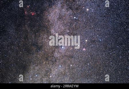 Tourné avec un objectif de 50 mm, constellation de Cassiopée au centre avec poussière de la voie lactée et nuages d'étoiles et nébuleuses Banque D'Images