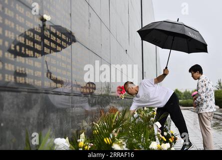 210728 -- TANGSHAN, le 28 juillet 2021 -- un résident présente des fleurs devant un mur commémoratif au parc commémoratif du tremblement de terre de Tangshan à Tangshan, dans la province du Hebei, dans le nord de la Chine, le 27 juillet 2021. Mercredi marque le 45e anniversaire du tremblement de terre de Tangshan. Le séisme de magnitude 7,8 a frappé la ville de Tangshan dans la province du Hebei le 28 juillet 1976, tuant plus de 240 000 personnes et détruisant pratiquement tous les bâtiments. CHINE-HEBEI-TANGSHAN TREMBLEMENT DE TERRE-45E ANNIVERSAIRE CN MUXYU PUBLICATIONXNOTXINXCHN Banque D'Images