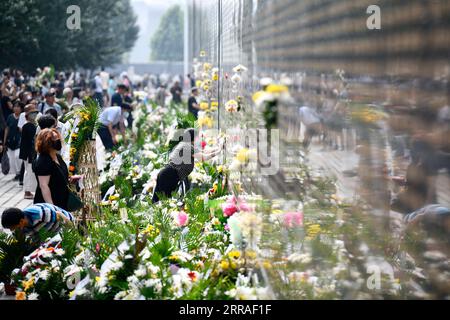 210728 -- TANGSHAN, le 28 juillet 2021 -- des gens présentent des fleurs devant un mur commémoratif au parc commémoratif du tremblement de terre de Tangshan à Tangshan, dans la province du Hebei du nord de la Chine, le 28 juillet 2021. Mercredi marque le 45e anniversaire du tremblement de terre de Tangshan. Le séisme de magnitude 7,8 a frappé la ville de Tangshan dans la province du Hebei le 28 juillet 1976, tuant plus de 240 000 personnes et détruisant pratiquement tous les bâtiments. CHINE-HEBEI-TANGSHAN TREMBLEMENT DE TERRE-45E ANNIVERSAIRE CN MUXYU PUBLICATIONXNOTXINXCHN Banque D'Images