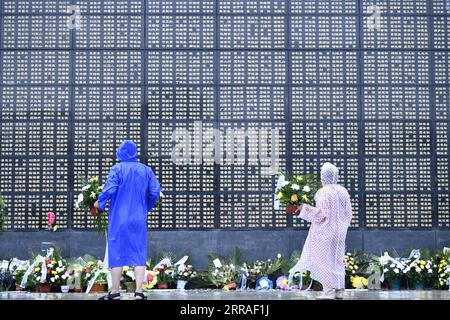 210728 -- TANGSHAN, 28 juillet 2021 -- les gens pleurent les victimes du tremblement de terre de Tangshan en 1976 au parc commémoratif du tremblement de terre de Tangshan, dans la province du Hebei, dans le nord de la Chine, le 27 juillet 2021. Mercredi marque le 45e anniversaire du tremblement de terre de Tangshan. Le séisme de magnitude 7,8 a frappé la ville de Tangshan dans la province du Hebei le 28 juillet 1976, tuant plus de 240 000 personnes et détruisant pratiquement tous les bâtiments. CHINE-HEBEI-TANGSHAN TREMBLEMENT DE TERRE-45E ANNIVERSAIRE CN MUXYU PUBLICATIONXNOTXINXCHN Banque D'Images