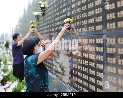 210728 -- TANGSHAN, le 28 juillet 2021 -- des gens présentent des fleurs devant un mur commémoratif au parc commémoratif du tremblement de terre de Tangshan à Tangshan, dans la province du Hebei du nord de la Chine, le 28 juillet 2021. Mercredi marque le 45e anniversaire du tremblement de terre de Tangshan. Le séisme de magnitude 7,8 a frappé la ville de Tangshan dans la province du Hebei le 28 juillet 1976, tuant plus de 240 000 personnes et détruisant pratiquement tous les bâtiments. CHINE-HEBEI-TANGSHAN TREMBLEMENT DE TERRE-45E ANNIVERSAIRE CN JINXHAOYUAN PUBLICATIONXNOTXINXCHN Banque D'Images