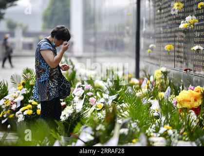 210728 -- TANGSHAN, le 28 juillet 2021 -- Une femme pleure devant un mur commémoratif au parc commémoratif du tremblement de terre de Tangshan à Tangshan, dans la province du Hebei, dans le nord de la Chine, le 28 juillet 2021. Mercredi marque le 45e anniversaire du tremblement de terre de Tangshan. Le séisme de magnitude 7,8 a frappé la ville de Tangshan dans la province du Hebei le 28 juillet 1976, tuant plus de 240 000 personnes et détruisant pratiquement tous les bâtiments. Photo de /Xinhua CHINA-HEBEI-TANGSHAN EARTHQUAKE-45E ANNIVERSAIRE CN ZhaoxLiang PUBLICATIONxNOTxINxCHN Banque D'Images