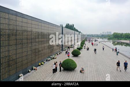 210728 -- TANGSHAN, 28 juillet 2021 -- une photo aérienne prise le 28 juillet 2021 montre des personnes en deuil pour les victimes du tremblement de terre de Tangshan en 1976 au parc commémoratif du tremblement de terre de Tangshan à Tangshan, dans la province du Hebei, dans le nord de la Chine. Mercredi marque le 45e anniversaire du tremblement de terre de Tangshan. Le séisme de magnitude 7,8 a frappé la ville de Tangshan dans la province du Hebei le 28 juillet 1976, tuant plus de 240 000 personnes et détruisant pratiquement tous les bâtiments. CHINE-HEBEI-TANGSHAN TREMBLEMENT DE TERRE-45E ANNIVERSAIRE CN MUXYU PUBLICATIONXNOTXINXCHN Banque D'Images