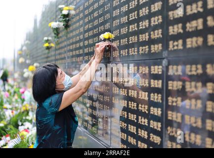 210728 -- TANGSHAN, le 28 juillet 2021 -- Une femme présente des fleurs devant un mur commémoratif au parc commémoratif du tremblement de terre de Tangshan à Tangshan, dans la province du Hebei, dans le nord de la Chine, le 28 juillet 2021. Mercredi marque le 45e anniversaire du tremblement de terre de Tangshan. Le séisme de magnitude 7,8 a frappé la ville de Tangshan dans la province du Hebei le 28 juillet 1976, tuant plus de 240 000 personnes et détruisant pratiquement tous les bâtiments. CHINE-HEBEI-TANGSHAN TREMBLEMENT DE TERRE-45E ANNIVERSAIRE CN JINXHAOYUAN PUBLICATIONXNOTXINXCHN Banque D'Images