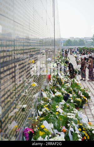 210728 -- TANGSHAN, le 28 juillet 2021 -- des gens présentent des fleurs devant un mur commémoratif au parc commémoratif du tremblement de terre de Tangshan à Tangshan, dans la province du Hebei du nord de la Chine, le 28 juillet 2021. Mercredi marque le 45e anniversaire du tremblement de terre de Tangshan. Le séisme de magnitude 7,8 a frappé la ville de Tangshan dans la province du Hebei le 28 juillet 1976, tuant plus de 240 000 personnes et détruisant pratiquement tous les bâtiments. CHINE-HEBEI-TANGSHAN TREMBLEMENT DE TERRE-45E ANNIVERSAIRE CN MUXYU PUBLICATIONXNOTXINXCHN Banque D'Images