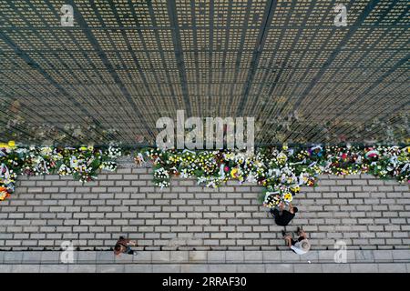 210728 -- TANGSHAN, le 28 juillet 2021 -- des gens présentent des fleurs devant un mur commémoratif au parc commémoratif du tremblement de terre de Tangshan à Tangshan, dans la province du Hebei du nord de la Chine, le 28 juillet 2021. Mercredi marque le 45e anniversaire du tremblement de terre de Tangshan. Le séisme de magnitude 7,8 a frappé la ville de Tangshan dans la province du Hebei le 28 juillet 1976, tuant plus de 240 000 personnes et détruisant pratiquement tous les bâtiments. CHINE-HEBEI-TANGSHAN TREMBLEMENT DE TERRE-45E ANNIVERSAIRE CN MUXYU PUBLICATIONXNOTXINXCHN Banque D'Images