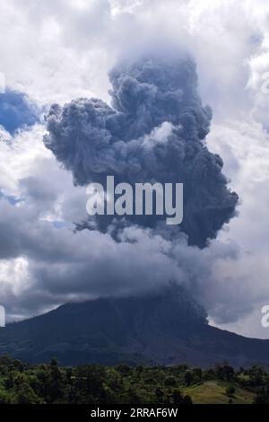 210728 -- SUMATRA NORD, 28 juillet 2021 -- une photo prise le 28 juillet 2021 montre le mont Sinabung crachant des matériaux volcaniques et de la fumée, vu depuis Tiga Pancur à Karo, Sumatra Nord, Indonésie. Photo de /Xinhua INDONÉSIE-NORD SUMATRA-MONT SINABUNG-ÉRUPTION SarianthoxSembiring PUBLICATIONxNOTxINxCHN Banque D'Images