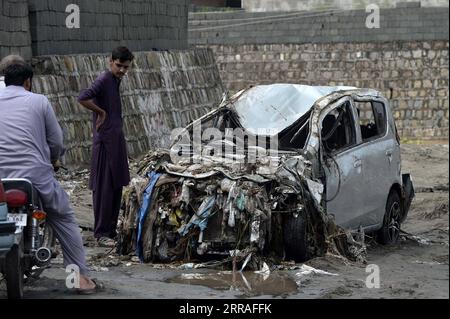 210728 -- ISLAMABAD, le 28 juillet 2021 -- Un véhicule endommagé a été vu après de fortes pluies à Islamabad, capitale du Pakistan, le 28 juillet 2021. Les responsables pakistanais ont déclaré mercredi que de fortes pluies avaient fait des ravages dans la capitale fédérale du pays, Islamabad, tuant au moins deux personnes et en blessant plusieurs autres. PAKISTAN-ISLAMABAD-CRUE ÉCLAIR-APRÈS AhmadxKamal PUBLICATIONxNOTxINxCHN Banque D'Images