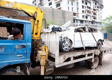 210728 -- ISLAMABAD, le 28 juillet 2021 -- Un véhicule endommagé a été vu après de fortes pluies à Islamabad, capitale du Pakistan, le 28 juillet 2021. Les responsables pakistanais ont déclaré mercredi que de fortes pluies avaient fait des ravages dans la capitale fédérale du pays, Islamabad, tuant au moins deux personnes et en blessant plusieurs autres. PAKISTAN-ISLAMABAD-CRUE ÉCLAIR-APRÈS AhmadxKamal PUBLICATIONxNOTxINxCHN Banque D'Images