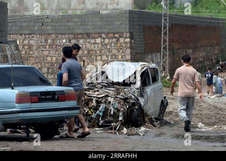 210728 -- ISLAMABAD, le 28 juillet 2021 -- Un véhicule endommagé a été vu après de fortes pluies à Islamabad, capitale du Pakistan, le 28 juillet 2021. Les responsables pakistanais ont déclaré mercredi que de fortes pluies avaient fait des ravages dans la capitale fédérale du pays, Islamabad, tuant au moins deux personnes et en blessant plusieurs autres. PAKISTAN-ISLAMABAD-CRUE ÉCLAIR-APRÈS AhmadxKamal PUBLICATIONxNOTxINxCHN Banque D'Images