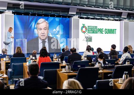 210729 -- ROME, le 29 juillet 2021 -- le Secrétaire général de l'ONU, Antonio Guterres, assiste au pré-sommet des Nations Unies sur les systèmes alimentaires par liaison vidéo le 26 juillet 2021. Mercredi, les Nations Unies ont clôturé un pré-sommet de trois jours sur les systèmes alimentaires mondiaux, faisant la lumière sur les plus grands défis mondiaux liés à l alimentation et préparant la table pour le sommet complet ambitieux de septembre au siège des Nations Unies à New York. POUR USAGE ÉDITORIAL SEULEMENT /FAO/document via Xinhua ITALY-ROME-un FOOD SYSTEMS-PRE-SUMMIT GiuseppexCarotenuto PUBLICATIONxNOTxINxCHN Banque D'Images