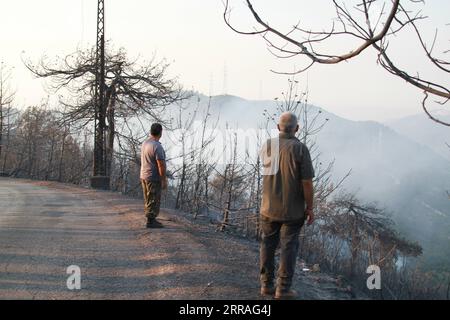 210729 -- AKKAR LIBAN, le 29 juillet 2021 -- la population locale regarde la fumée causée par un feu de forêt à Akkar, au nord du Liban, le 29 juillet 2021. L incendie massif qui s est déclaré dans le village de Qoubaiyat, au nord du Liban, continue de faire rage dans la région pour la deuxième journée, a rapporté jeudi un média local. Photo de /Xinhua LEBANON-AKKAR-FOREST FIRE Khaled PUBLICATIONxNOTxINxCHN Banque D'Images