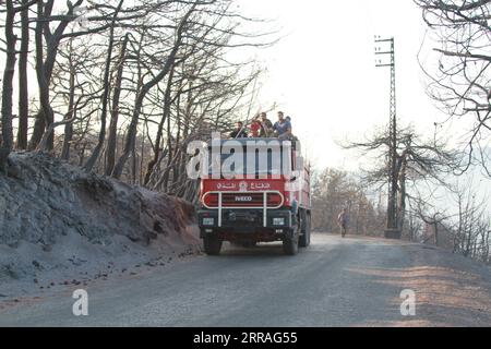 210729 -- AKKAR LIBAN, le 29 juillet 2021 -- Un camion de pompiers est en route pour combattre des incendies de forêt à Akkar, au nord du Liban, le 29 juillet 2021. L incendie massif qui s est déclaré dans le village de Qoubaiyat, au nord du Liban, continue de faire rage dans la région pour la deuxième journée, a rapporté jeudi un média local. Photo de /Xinhua LEBANON-AKKAR-FOREST FIRE Khaled PUBLICATIONxNOTxINxCHN Banque D'Images