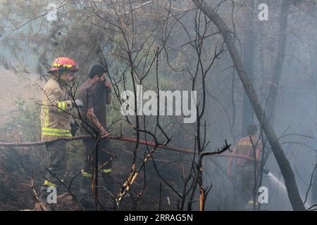 210729 -- AKKAR LIBAN, le 29 juillet 2021 -- des membres de la Défense civile libanaise combattent un feu de forêt à Akkar, au nord du Liban, le 29 juillet 2021. L incendie massif qui s est déclaré dans le village de Qoubaiyat, au nord du Liban, continue de faire rage dans la région pour la deuxième journée, a rapporté jeudi un média local. Photo de /Xinhua LEBANON-AKKAR-FOREST FIRE Khaled PUBLICATIONxNOTxINxCHN Banque D'Images