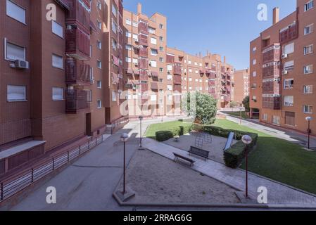 Espaces communs avec jardins et parc de jeux pour enfants avec jardins dans un lotissement urbain Banque D'Images