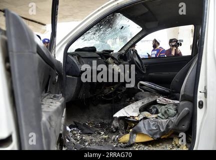 210730 -- PESHAWAR, le 30 juillet 2021 -- Un fourgon de police endommagé est vu sur un site d'explosion à Peshawar, dans le nord-ouest du Pakistan, le 30 juillet 2021. Au moins un policier a été tué et deux personnes blessées dans une explosion à Peshawar, la capitale de la province de Khyber Pakhtunkhwa, dans le nord-ouest du Pakistan, a indiqué une organisation de secours. La police déplaçait un commerçant utilisant une camionnette de police vers un poste de police voisin suite à la violation des directives relatives au COVID-19 par le commerçant lorsque la camionnette a été touchée par l explosion, Sher Gul de l organisation non gouvernementale de secours Edhi Foundation à Khyber Pakhtunk Banque D'Images