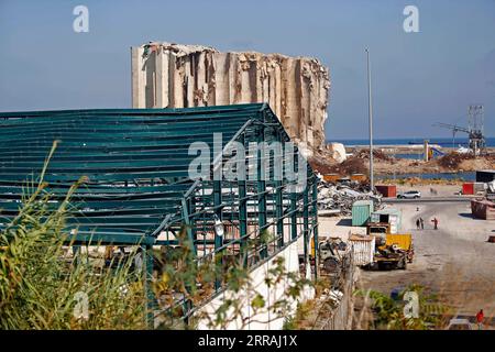 210803 -- BEYROUTH, 3 août 2021 -- une photo prise le 2 août 2021 montre une vue du port de Beyrouth à Beyrouth, au Liban. Un an après les énormes explosions qui ont détruit le port de Beyrouth, une foule de sociétés internationales se proposent de le reconstruire, à la lumière de l emplacement stratégique du Liban et des ressources potentielles en pétrole et en gaz offshore, ont déclaré des analystes à Xinhua. POUR ALLER AVEC News analyse : int l firmes soumissionnent pour reconstruire le port de Beyrouth pour le Liban emplacement stratégique, réserves énergétiques : analystes LIBAN-BEYROUTH-PORT-EXPLOSION-ANNIVERSAIRE-RECONSTRUCTION BilalxJawich PUBLICATIONxNOTxINxCHN Banque D'Images