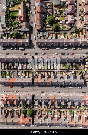 Une vue aérienne directement au-dessus des toits de rangées de maisons mitoyennes dos à dos avec des ruelles et des jardins dans une zone de classe de travail d'un Nord à Banque D'Images