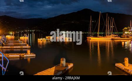 Bateaux allégés et débarquements sur le lac Zeller la nuit dans la région de Salzbourg, Autriche Banque D'Images