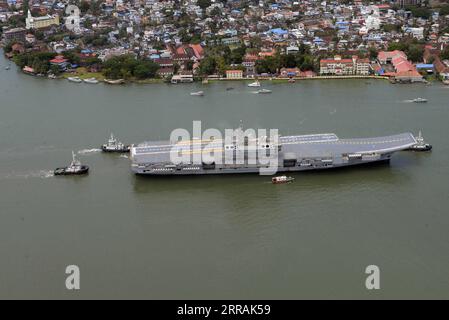 210804 -- KOCHI, 4 août 2021 -- le premier porte-avions indien conçu et construit Vikrant commence ses essais en mer au large de la côte de Kochi, dans l État méridional du Kerala, en Inde, le 4 août 2021. Le porte-avions est le plus grand navire de guerre construit dans le pays avec un déplacement d'environ 40 000 tonnes. Il mesure 262 mètres de long, 62 mètres à la partie la plus large et une hauteur de 59 mètres y compris la superstructure. Uni via Xinhua INDE-KERALA-PORTE-AVIONS-ESSAIS EN MER JavedxDar PUBLICATIONxNOTxINxCHN Banque D'Images