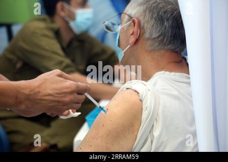 210806 -- TEL AVIV, 6 août 2021 -- un israélien reçoit un troisième vaccin contre le COVID-19 dans la ville de tel Aviv, dans le centre d’Israël, le 6 août 2021. Jusqu’à présent, le nombre de personnes ayant reçu la première dose de vaccin en Israël a atteint près de 5,8 millions, soit 62,2 pour cent de la population totale, tandis que près de 5,39 millions ont été vaccinées avec la deuxième dose et plus de 295 000 000 avec la troisième dose. Via Xinhua ISRAËL-TEL AVIV-COVID-19-VACCINATION GideonxMarkowicz/JINI PUBLICATIONxNOTxINxCHN Banque D'Images