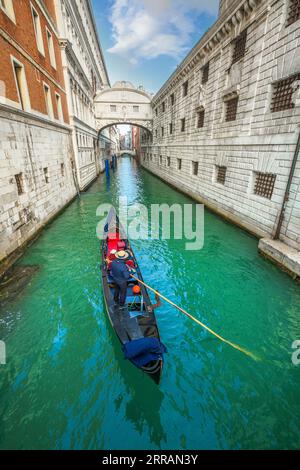 Gondole près du Pont des Soupirs à Venise, Italie. Banque D'Images