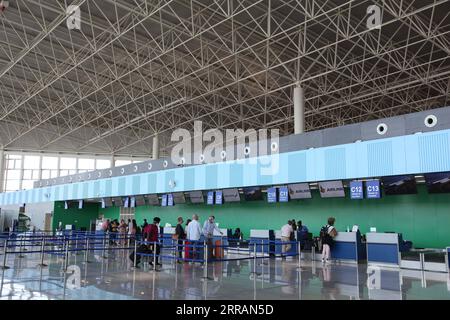 210809 -- LUSAKA, le 9 août 2021 -- des passagers sont vus dans le deuxième terminal de l'aéroport international Kenneth Kaunda à Lusaka, Zambie, le 9 août 2021. La Zambie a lancé lundi un terminal aéroportuaire moderne, qui a été construit par une entreprise chinoise. Le pays d’Afrique australe a lancé le deuxième terminal à l’aéroport international Kenneth Kaunda, qui fera passer le nombre de passagers des deux millions actuels à quatre millions par an. Le projet, financé par la Banque Export-Import de Chine China Exim Bank, est conçu et construit par China Jiangxi Corporation pour I Banque D'Images