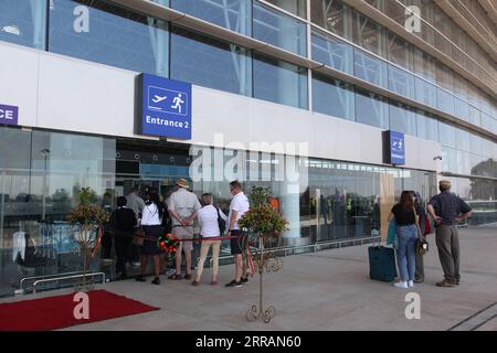 210809 -- LUSAKA, le 9 août 2021 -- des passagers sont vus à l'entrée du deuxième terminal de l'aéroport international Kenneth Kaunda à Lusaka, Zambie, le 9 août 2021. La Zambie a lancé lundi un terminal aéroportuaire moderne, qui a été construit par une entreprise chinoise. Le pays d’Afrique australe a lancé le deuxième terminal à l’aéroport international Kenneth Kaunda, qui fera passer le nombre de passagers des deux millions actuels à quatre millions par an. Le projet, financé par la Banque Export-Import de Chine China Exim Bank, est conçu et construit par China Jiangxi C. Banque D'Images