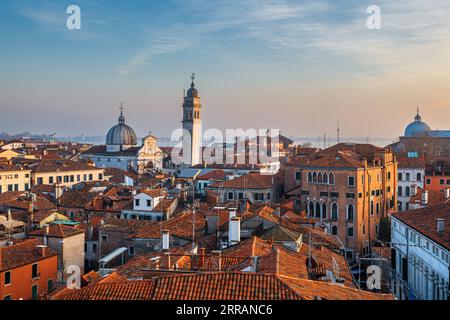 Venise, Italie sur le toit en direction de San Giorgio dei Greci et de son clocher pendu. Banque D'Images