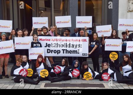 Londres, Royaume-Uni. 7 septembre 2023. Les militants de PETA en costumes d'orque et d'autres détenteurs de pancartes "Jet2 Helldays" organisent une manifestation devant la réunion annuelle de Jet2 Holidays à Cheapside, appelant le prestataire de voyages à abandonner les parcs marins qui contiennent des cétacés dans des réservoirs pour se divertir de ses forfaits vacances. Crédit : Vuk Valcic/Alamy Live News Banque D'Images