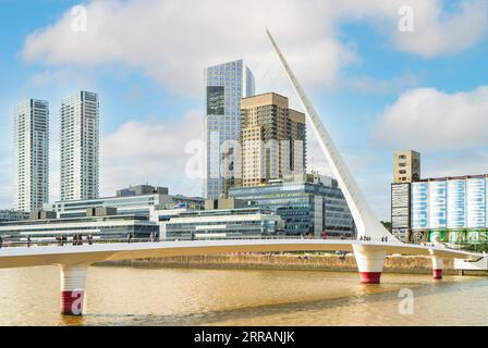 Buenos Aires, Argentine / juin 9 2023 : vue panoramique du Pont des femmes (Puente de la Mujer) et du paysage urbain de Puerto Madero, Buenos Aires, Argentine Banque D'Images