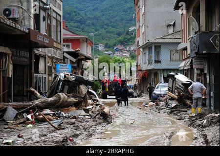 210812 -- KASTAMONU TURQUIE, 12 août 2021 -- des sauveteurs travaillent dans une zone résidentielle touchée par des inondations dans le district de Bozkurt de la province de Kastamonu, en Turquie, le 12 août 2021. Le président turc Recep Tayyip Erdogan a annoncé jeudi que 17 personnes avaient été tuées dans la région de la mer Noire frappée par les inondations. Les fortes pluies qui ont commencé mercredi dans les provinces de Bartin, Kastamonu et Sinop ont provoqué des crues soudaines et des glissements de terrain, démoli des maisons et des ponts et emporté des voitures. TURQUIE-KASTAMONU-INONDATIONS Xinhua PUBLICATIONxNOTxINxCHN Banque D'Images