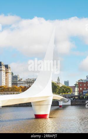 Buenos Aires, Argentine / juin 12 2023 : Pont emblématique des femmes (Puente de la Mujer) à Puerto Madero. Banque D'Images