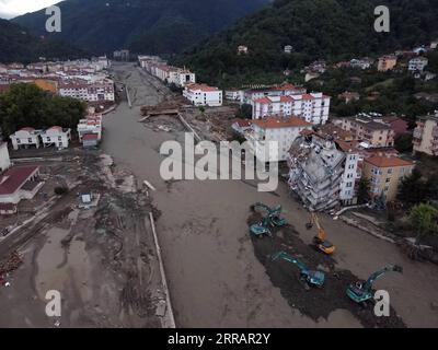 210813 -- KASTAMONU TURQUIE, 13 août 2021 -- une photo aérienne prise le 13 août 2021 montre une zone touchée par des inondations dans la ville de Bozkurt de la province de Kastamonu, en Turquie. Les crues soudaines qui ont frappé trois provinces de la région de la mer Noire en Turquie ont fait 27 morts, a déclaré vendredi l autorité de gestion des catastrophes du pays. La présidence turque chargée de la gestion des catastrophes et des situations d urgence a déclaré que 25 personnes étaient mortes dans la province de Kastamonu et deux autres dans la province de Sinop, tandis qu une personne avait disparu dans la province de Bartin. Photo de /Xinhua TURQUIE-KASTAMONU-INONDATIONS-AFTERMATH MUSTAFAXKAYA PUBLICATIONxNOTxINxCHN Banque D'Images