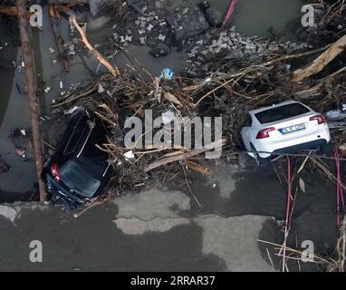 210813 -- KASTAMONU TURQUIE, 13 août 2021 -- une photo aérienne prise le 13 août 2021 montre une zone touchée par des inondations dans la ville de Bozkurt de la province de Kastamonu, en Turquie. Les crues soudaines qui ont frappé trois provinces de la région de la mer Noire en Turquie ont fait 27 morts, a déclaré vendredi l autorité de gestion des catastrophes du pays. La présidence turque chargée de la gestion des catastrophes et des situations d urgence a déclaré que 25 personnes étaient mortes dans la province de Kastamonu et deux autres dans la province de Sinop, tandis qu une personne avait disparu dans la province de Bartin. Photo de /Xinhua TURQUIE-KASTAMONU-INONDATIONS-AFTERMATH MUSTAFAXKAYA PUBLICATIONxNOTxINxCHN Banque D'Images