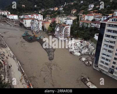 210813 -- KASTAMONU TURQUIE, 13 août 2021 -- une photo aérienne prise le 13 août 2021 montre une zone touchée par des inondations dans la ville de Bozkurt de la province de Kastamonu, en Turquie. Les crues soudaines qui ont frappé trois provinces de la région de la mer Noire en Turquie ont fait 27 morts, a déclaré vendredi l autorité de gestion des catastrophes du pays. La présidence turque chargée de la gestion des catastrophes et des situations d urgence a déclaré que 25 personnes étaient mortes dans la province de Kastamonu et deux autres dans la province de Sinop, tandis qu une personne avait disparu dans la province de Bartin. Photo de /Xinhua TURQUIE-KASTAMONU-INONDATIONS-AFTERMATH MUSTAFAXKAYA PUBLICATIONxNOTxINxCHN Banque D'Images