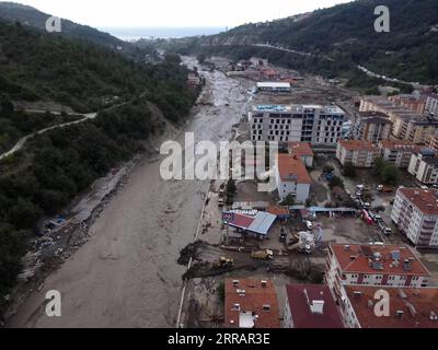 210813 -- KASTAMONU TURQUIE, 13 août 2021 -- une photo aérienne prise le 13 août 2021 montre une zone touchée par des inondations dans la ville de Bozkurt de la province de Kastamonu, en Turquie. Les crues soudaines qui ont frappé trois provinces de la région de la mer Noire en Turquie ont fait 27 morts, a déclaré vendredi l autorité de gestion des catastrophes du pays. La présidence turque chargée de la gestion des catastrophes et des situations d urgence a déclaré que 25 personnes étaient mortes dans la province de Kastamonu et deux autres dans la province de Sinop, tandis qu une personne avait disparu dans la province de Bartin. Photo de /Xinhua TURQUIE-KASTAMONU-INONDATIONS-AFTERMATH MUSTAFAXKAYA PUBLICATIONxNOTxINxCHN Banque D'Images