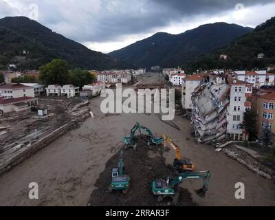 210813 -- KASTAMONU TURQUIE, 13 août 2021 -- une photo aérienne prise le 13 août 2021 montre une zone touchée par des inondations dans la ville de Bozkurt de la province de Kastamonu, en Turquie. Les crues soudaines qui ont frappé trois provinces de la région de la mer Noire en Turquie ont fait 27 morts, a déclaré vendredi l autorité de gestion des catastrophes du pays. La présidence turque chargée de la gestion des catastrophes et des situations d urgence a déclaré que 25 personnes étaient mortes dans la province de Kastamonu et deux autres dans la province de Sinop, tandis qu une personne avait disparu dans la province de Bartin. Photo de /Xinhua TURQUIE-KASTAMONU-INONDATIONS-AFTERMATH MUSTAFAXKAYA PUBLICATIONxNOTxINxCHN Banque D'Images