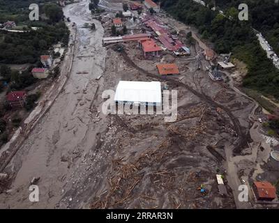 210813 -- KASTAMONU TURQUIE, 13 août 2021 -- une photo aérienne prise le 13 août 2021 montre une zone touchée par des inondations dans la ville de Bozkurt de la province de Kastamonu, en Turquie. Les crues soudaines qui ont frappé trois provinces de la région de la mer Noire en Turquie ont fait 27 morts, a déclaré vendredi l autorité de gestion des catastrophes du pays. La présidence turque chargée de la gestion des catastrophes et des situations d urgence a déclaré que 25 personnes étaient mortes dans la province de Kastamonu et deux autres dans la province de Sinop, tandis qu une personne avait disparu dans la province de Bartin. Photo de /Xinhua TURQUIE-KASTAMONU-INONDATIONS-AFTERMATH MUSTAFAXKAYA PUBLICATIONxNOTxINxCHN Banque D'Images