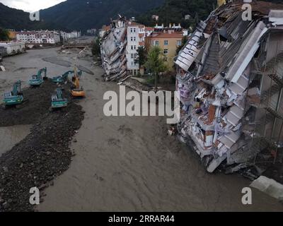 210813 -- KASTAMONU TURQUIE, 13 août 2021 -- une photo aérienne prise le 13 août 2021 montre une zone touchée par des inondations dans la ville de Bozkurt de la province de Kastamonu, en Turquie. Les crues soudaines qui ont frappé trois provinces de la région de la mer Noire en Turquie ont fait 27 morts, a déclaré vendredi l autorité de gestion des catastrophes du pays. La présidence turque chargée de la gestion des catastrophes et des situations d urgence a déclaré que 25 personnes étaient mortes dans la province de Kastamonu et deux autres dans la province de Sinop, tandis qu une personne avait disparu dans la province de Bartin. Photo de /Xinhua TURQUIE-KASTAMONU-INONDATIONS-AFTERMATH MUSTAFAXKAYA PUBLICATIONxNOTxINxCHN Banque D'Images