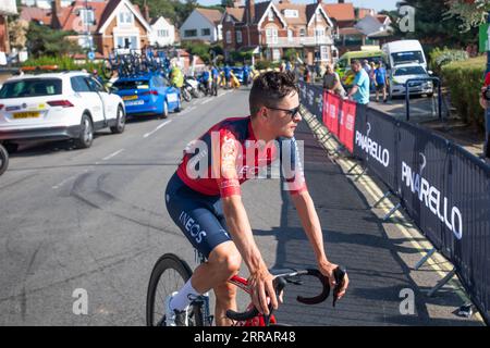 Suffolk, Royaume-Uni. 7 septembre 2023. Tom Pidcock monte sur le podium pour s'inscrire au départ de l'étape 5 du Tour of Britain 2023 Credit : Jay Farrar/Alamy Live News Banque D'Images