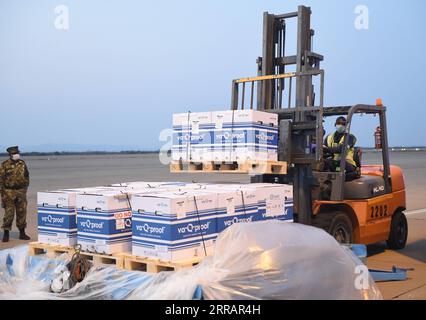 210814 -- GABORONE, 14 août 2021 -- Un travailleur transporte des vaccins contre le COVID-19 à l'aéroport international Sir Seretse Khama de Gaborone, Botswana, le 12 août 2021. Le gouvernement du Botswana a reçu 108 000 000 doses de vaccin Johnson and Johnson par l intermédiaire de l African Vaccine acquisition Trust AVAT. Photo de /Xinhua BOTSWANA-GABORONE-JOHNSON ET JOHNSON-PREMIÈRES DOSES DE VACCIN-RECEVANT TshekisoxTebalo PUBLICATIONxNOTxINxCHN Banque D'Images