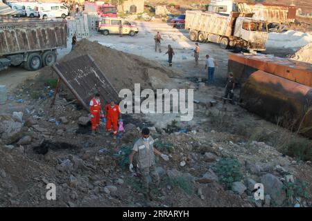 Bilder des Jahres 2021, News 08 août News Themen der Woche KW32 News Bilder des Tages 210815 -- BEYROUTH, le 15 août 2021 -- des membres de l'armée libanaise et d'autres travailleurs humanitaires inspectent le site de l'explosion du réservoir de carburant à Akkar, au Nord du Liban, le 15 août 2021. Au moins 28 personnes ont été tuées et 79 autres blessées dimanche tôt le matin dans une explosion de réservoir de carburant dans la ville de Tleil, dans le district nord du Liban d'Akkar, a rapporté l'Agence nationale de presse. L'armée libanaise a déclaré que les morts et les blessés comprenaient des membres de l'armée et des citoyens. Photo de /Xinhua LEBANON-AKKAR-EXPLOSION-RELIEF Banque D'Images