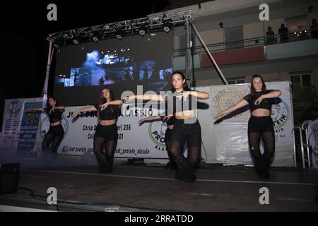 Faits saillants de l'Albenga Fitness Festival 2023 : spectacles de danse dynamique, défilés de jeunes et célébrations de récompenses, capturant l'essence de la forme Banque D'Images