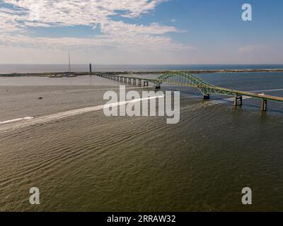 Une vue aérienne du Fire Island Inlet Bridge et de la chaussée Robert Moses par une journée ensoleillée à long Island, New York Banque D'Images