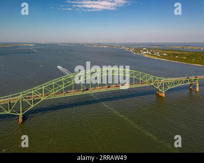 Une vue aérienne du Fire Island Inlet Bridge et de la chaussée Robert Moses par une journée ensoleillée à long Island, New York Banque D'Images