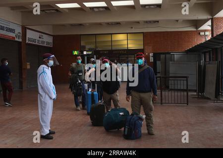 210817 -- KATMANDOU, 17 août 2021 -- les Népalais qui travaillaient en Afghanistan arrivent à l'aéroport international Tribhuvan, Katmandou, Népal, le 17 août 2021. Pas moins de 118 Népalais sont arrivés mardi dans la capitale Katmandou en provenance d'Afghanistan via le Koweït, a déclaré le ministère népalais des Affaires étrangères. NÉPAL-KATMANDOU-NEPALIS-EVACUATION-AFGHANISTAN SulavxShrestha PUBLICATIONxNOTxINxCHN Banque D'Images