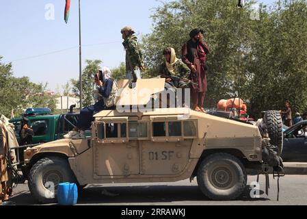 210818 -- BEIJING, le 18 août 2021 -- des combattants talibans sont vus dans un véhicule militaire à Kaboul, capitale de l'Afghanistan, le 16 août 2021. Str/ Headlines : les talibans disent de former un gouvernement inclusif alors que la communauté internationale appelle à la paix Xinhua PUBLICATIONxNOTxINxCHN Banque D'Images