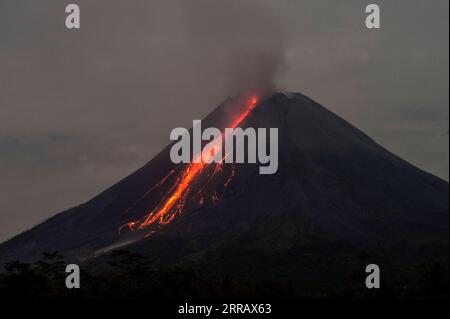 210820 -- MAGELANG, 20 août 2021 -- une photo prise le 19 août 2021 montre des matériaux volcaniques crachant du mont Merapi, vus du village de Tunggularum dans le district de Sleman, Yogyakarta, Indonésie. Photo de /Xinhua INDONESIA-MOUNT MERAPI-ERUPTION Supriyanto PUBLICATIONxNOTxINxCHN Banque D'Images