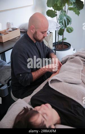 210820 -- SYDNEY, le 20 août 2021 -- Daniel Spigelman traite un patient avec acupuncture dans sa clinique de Sydney, Australie, le 7 juin 2021. POUR ALLER AVEC la fonctionnalité : arriver au point de l'acupuncture - un voyage d'homme australien avec la médecine traditionnelle chinoise AUSTRALIE-SYDNEY-ACUPUNCTEUR BaixXuefei PUBLICATIONxNOTxINxCHN Banque D'Images